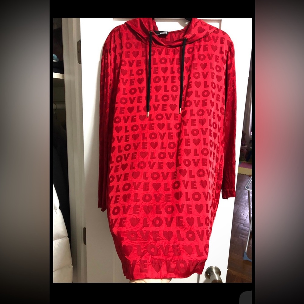 Authentic Love Moschino silk hoodie. Long sleeves. Two pockets.